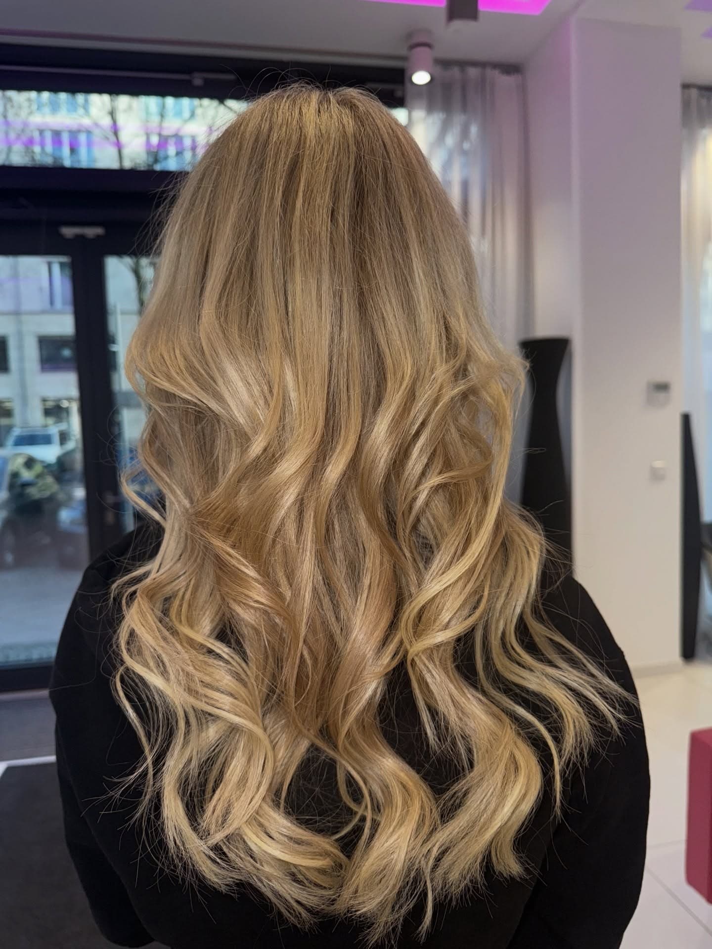 Blonde Wellen, Rückansicht