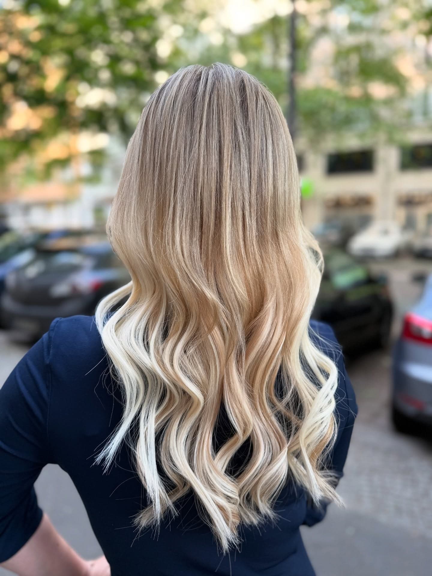Blonde Balayage-Wellen, Rückansicht im Freien