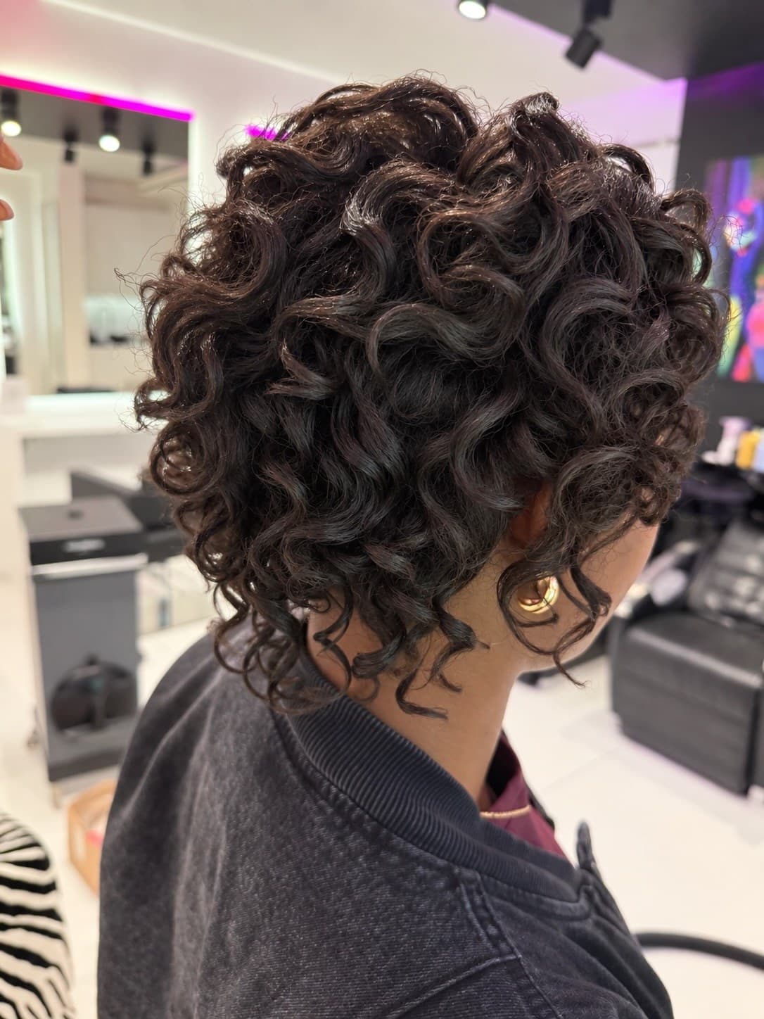 Kurze, definierte dunkle Locken im Profil